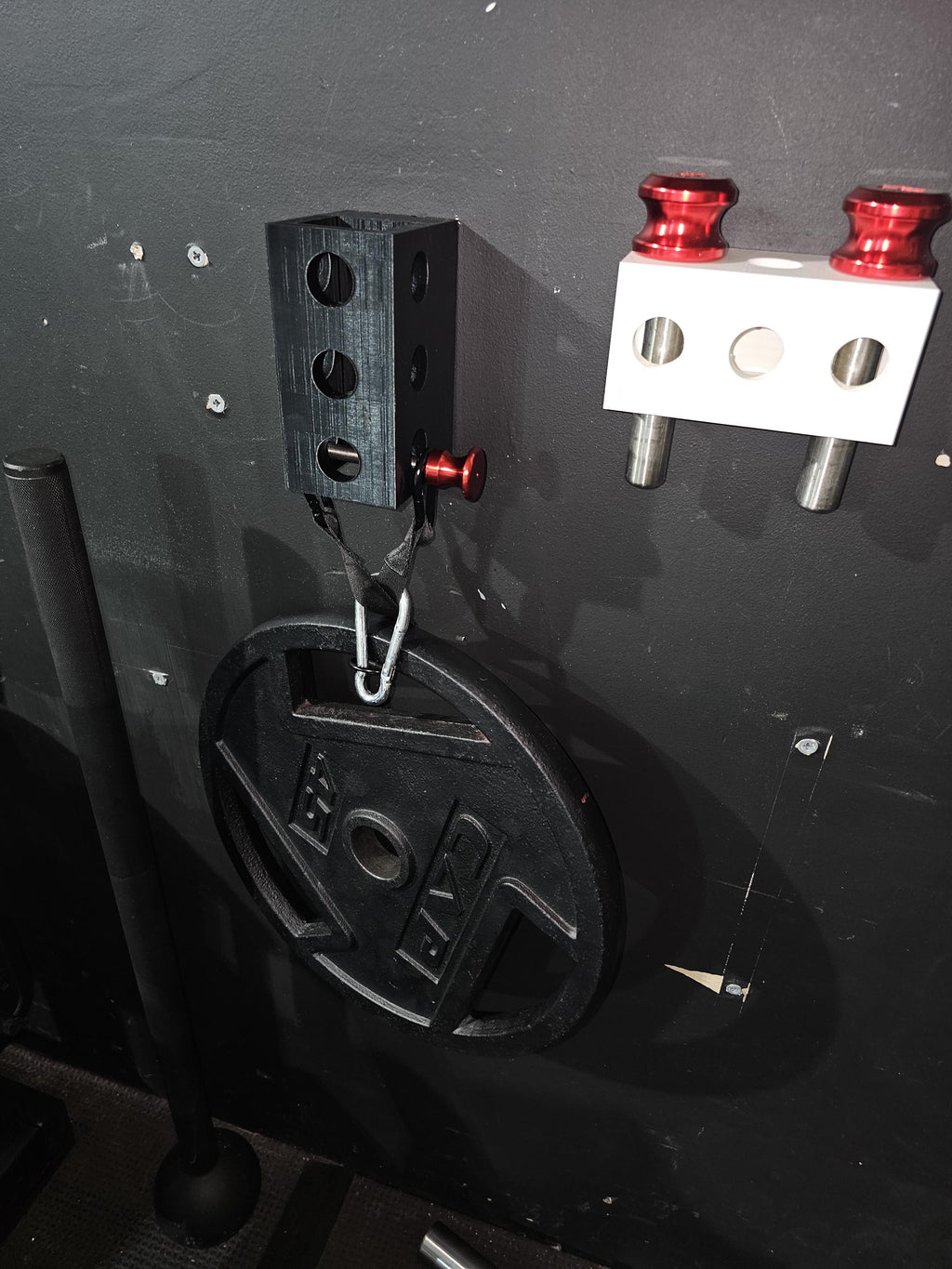 3D Printed Power Rack Upright Storage Mount – Fits 3x3 Racks, Holds J-Cups & Spotter Arms, 90 lb Capacity